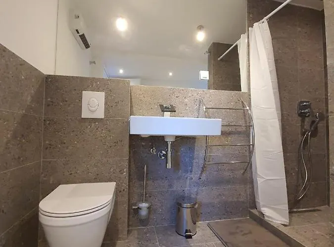 2 Bedroom Near Center *