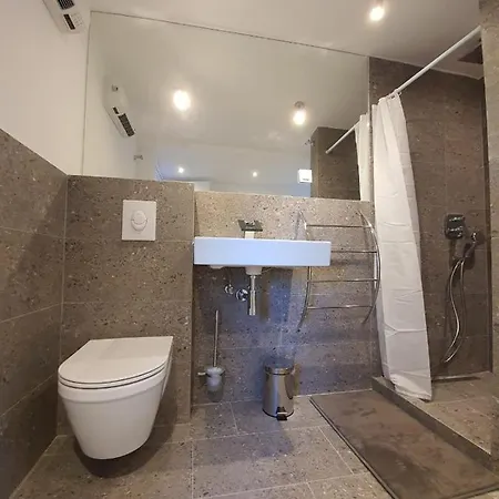 2 Bedroom Near Center *