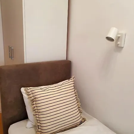 2 Bedroom Near Center *