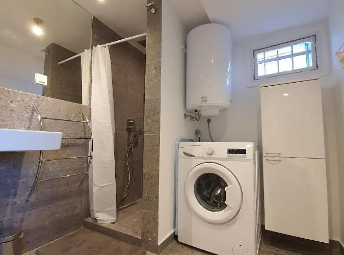 2 Bedroom Near Center Διαμέρισμα