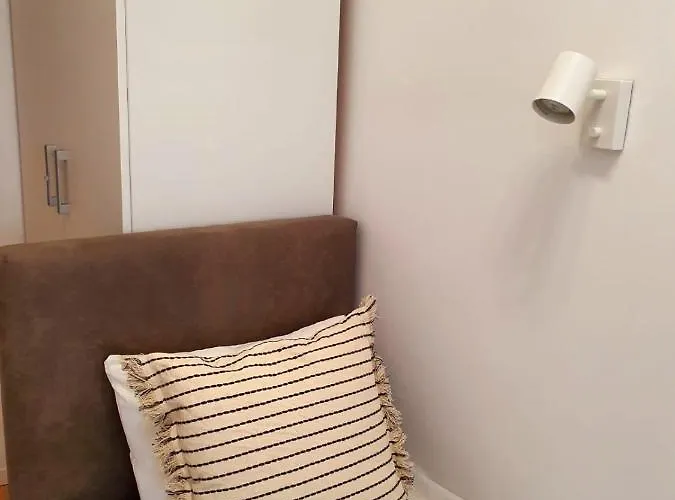 2 Bedroom Near Center *
